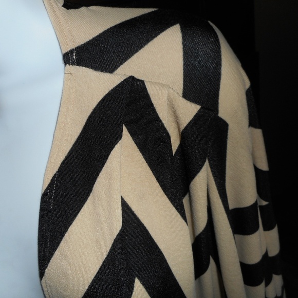 2 for $15 NWOT Black and tan zig zap kimono -Small - Picture 3 of 8
